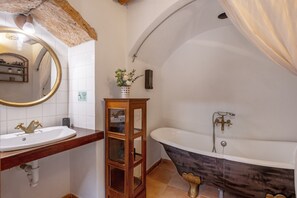 Shower, hair dryer, towels - Country House 'Es Pujols -  Can Mussenya' with Private Terrace, Wi-Fi and Air Conditioning (Illes Balears)