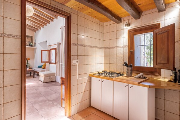Réfrigérateur, micro-ondes, plaque de cuisson, lave-vaisselle