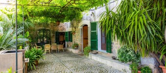 Villa with swimming pool in the idyllic Sóller valley