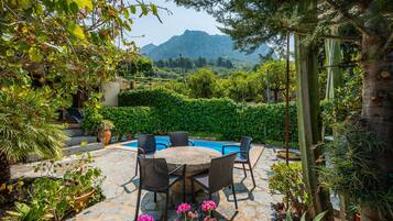 屋外ダイニングエリア