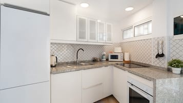 Frigorífico, microondas, horno y placa de cocina