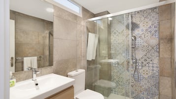 Een douche, een haardroger, handdoeken