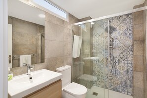 Regadera, secadora de cabello, toallas 