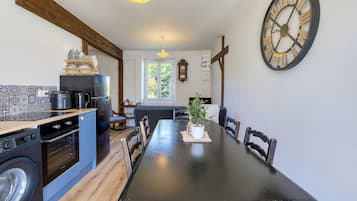 Refrigerador, horno, parrilla de estufa y cafetera y tetera