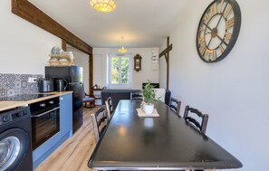 Fridge, oven, stovetop, coffee/tea maker