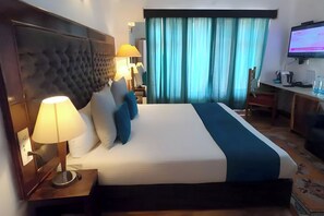 Chambre supérieure double ou avec lits jumeaux | Literie de qualité, bureau, accès au Wi-Fi (inclus), literie fournie