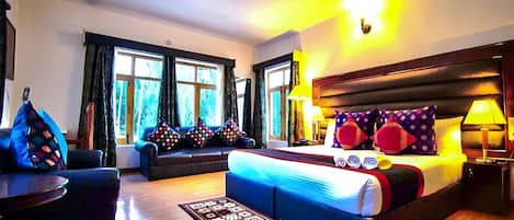 Superior Triple Room, Mountain View | Peralatan tempat tidur premium, meja, Wi-fi percuma, cadar katil
