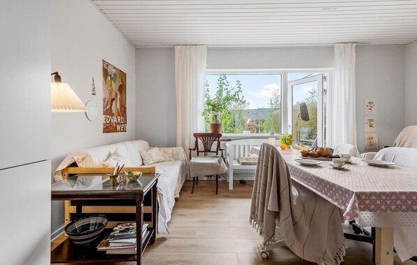 Dining - Cozy home in årslev with WiFi (Årslev)