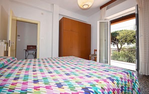 2 bedrooms, iron/ironing board, travel cot, free WiFi