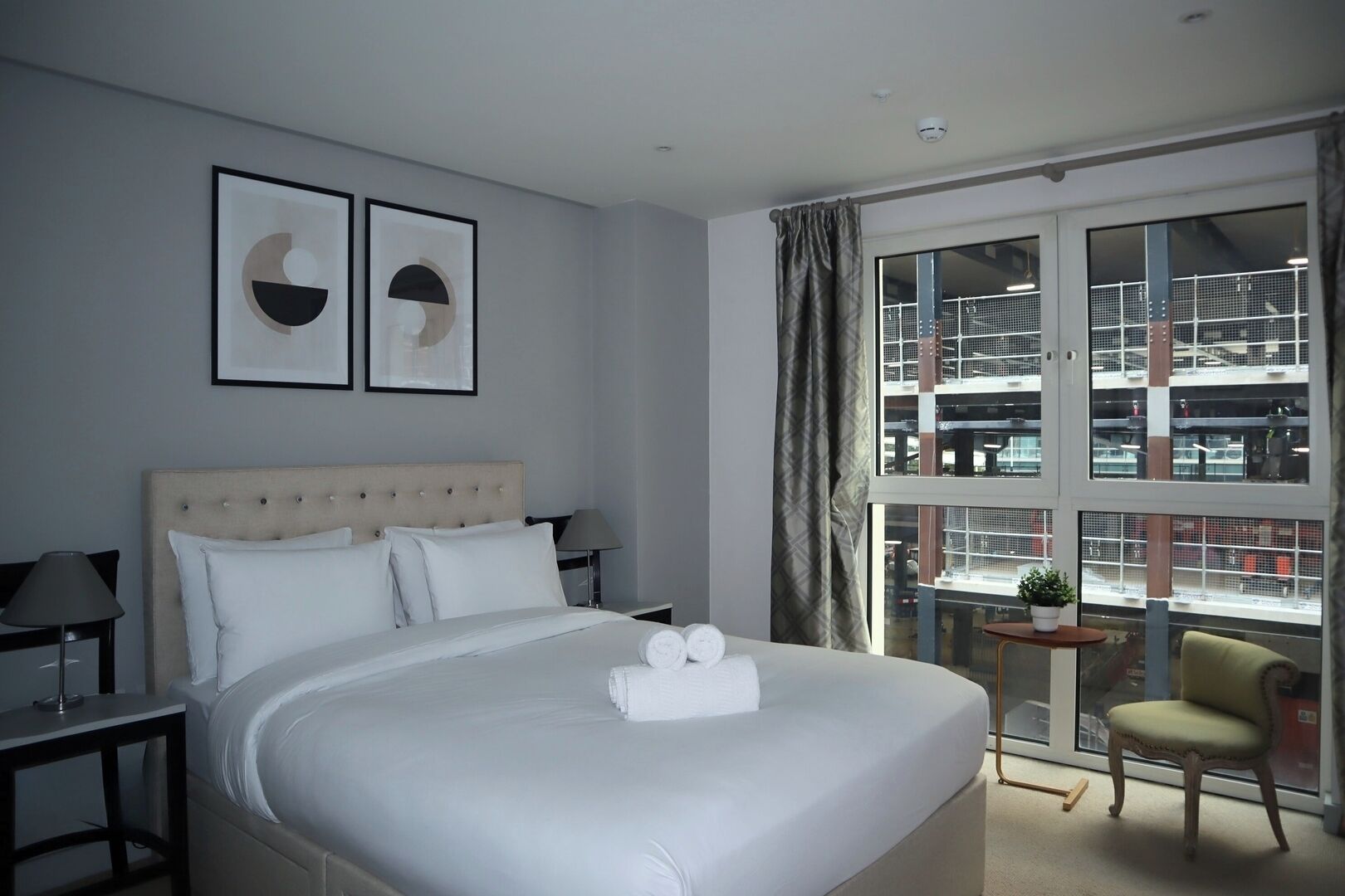 1 間睡房、書桌、熨斗/熨衫板、可攜式嬰兒床