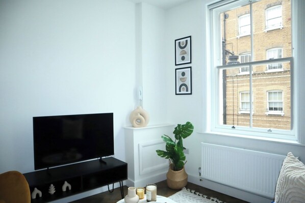 TV - BnBNook - Bright 1BR by Barbican and St. Paul's (Greater London)