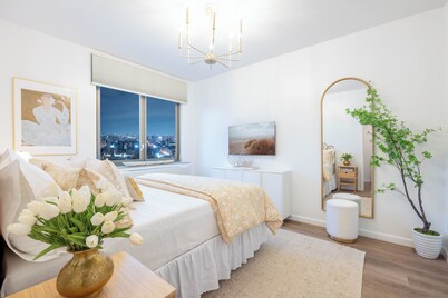 Chic Designer Apt for 6, City Skyline Views, near Times Square!