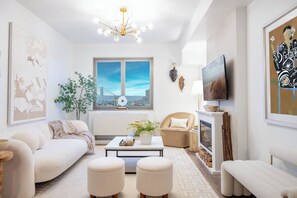 Smart TV, fireplace