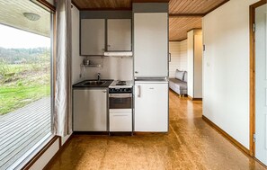 Kühlschrank, Herdplatte, Wasserkocher mit Kaffee-/Teezubehör