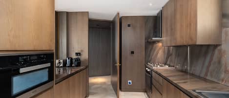 Wasserkocher mit Kaffee-/Teezubehör, Kühlschrank, Mikrowelle, Ofen