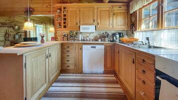 Refrigerador, parrilla de estufa, lavavajillas y cafetera y tetera