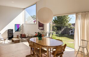 Smart TV, fireplace - Stunning home in Brännö (Brännö)