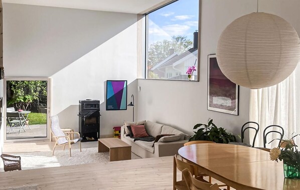 Smart-tv och eldstad