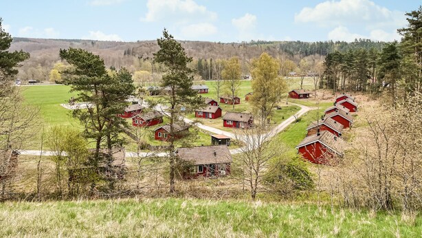 A rural village with red houses, green fields, and trees. - 2 bedroom stunning home in Degeberga (Degeberga)