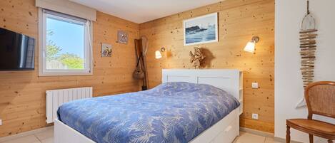 2 soverom, skrivebord og internettilgang