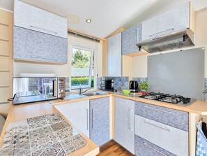 Réfrigérateur, micro-ondes, batterie de cuisine, vaisselle et ustensiles