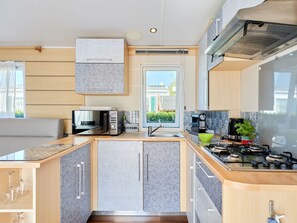 ثلاجة، ميكروويف، مستلزمات طهي/أطباق/أوعية