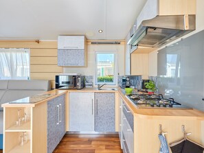 Frigorífic, microones i utensilis de cuina, vaixella i coberteria 