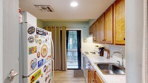 Kylskåp, mikrovågsugn, spishäll och kaffe- och tebryggare