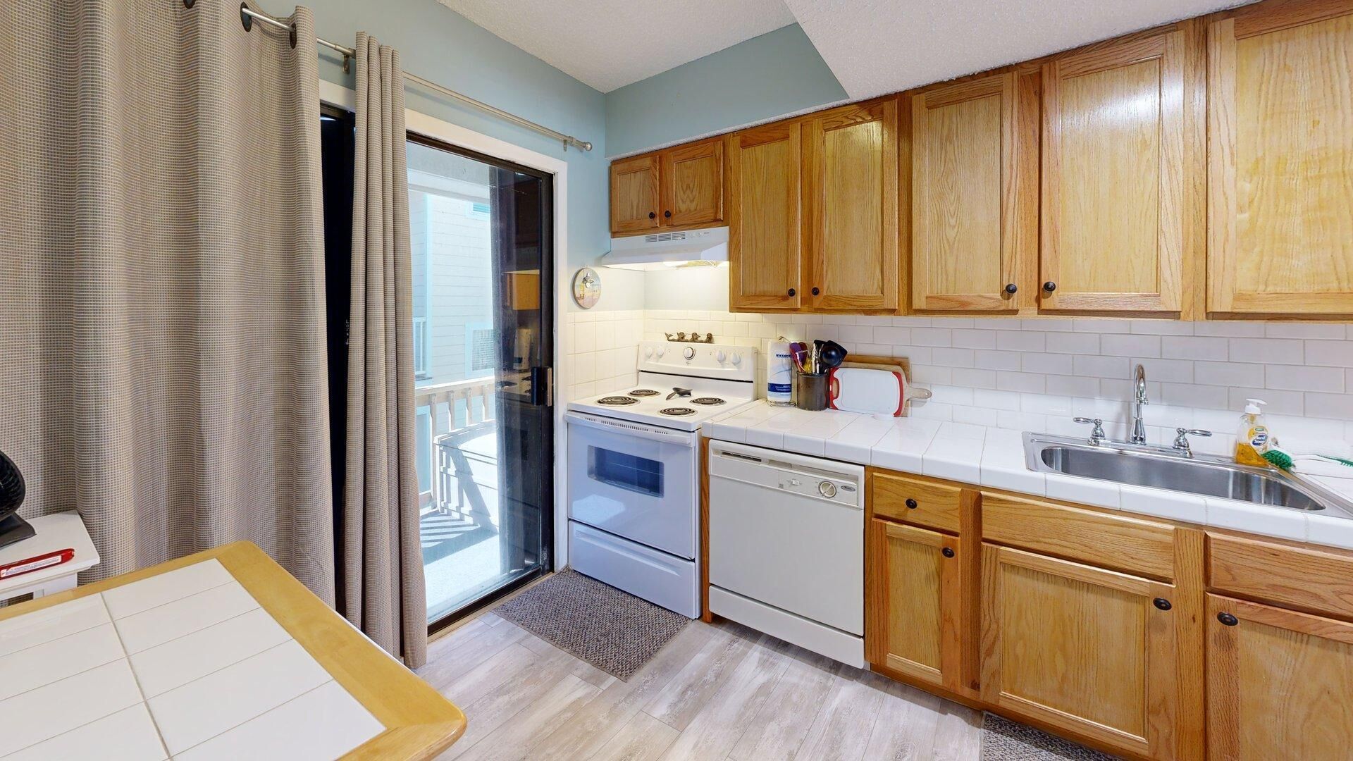 冷蔵庫、電子レンジ、コンロ、コーヒー / ティーメーカー