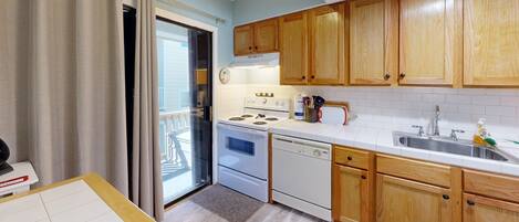 Jääkaappi, mikroaaltouuni, liesi, kahvin-/teenkeitin