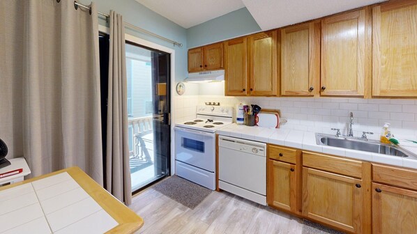 Jääkaappi, mikroaaltouuni, liesi, kahvin-/teenkeitin