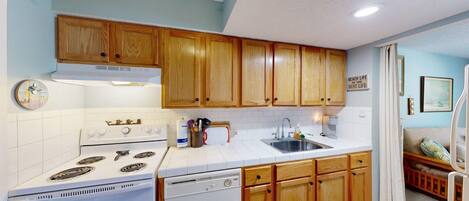 Réfrigérateur, micro-ondes, plaque de cuisson, cafetière/bouilloire