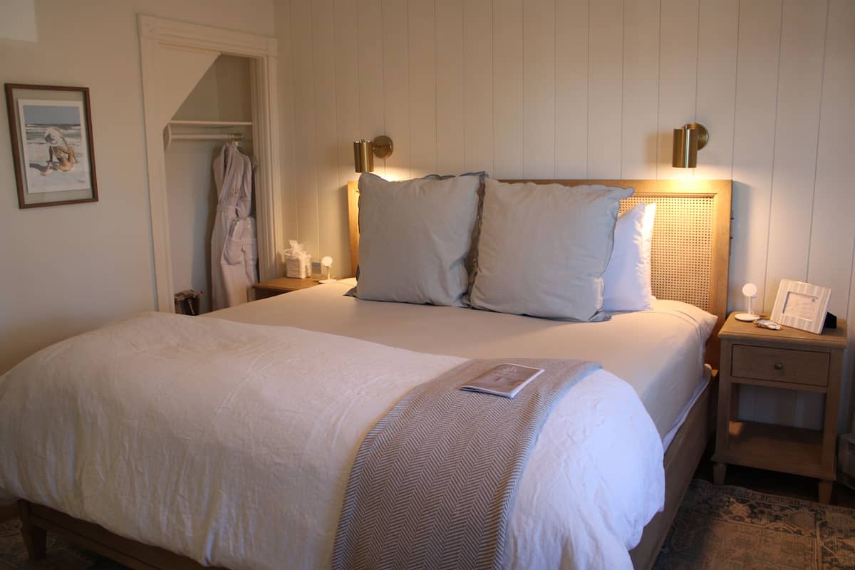 Premier Room, 1 King Bed, Partial Ocean View