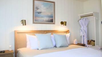 Signature Suite, Partial Ocean View | Iron/ironing board, free WiFi