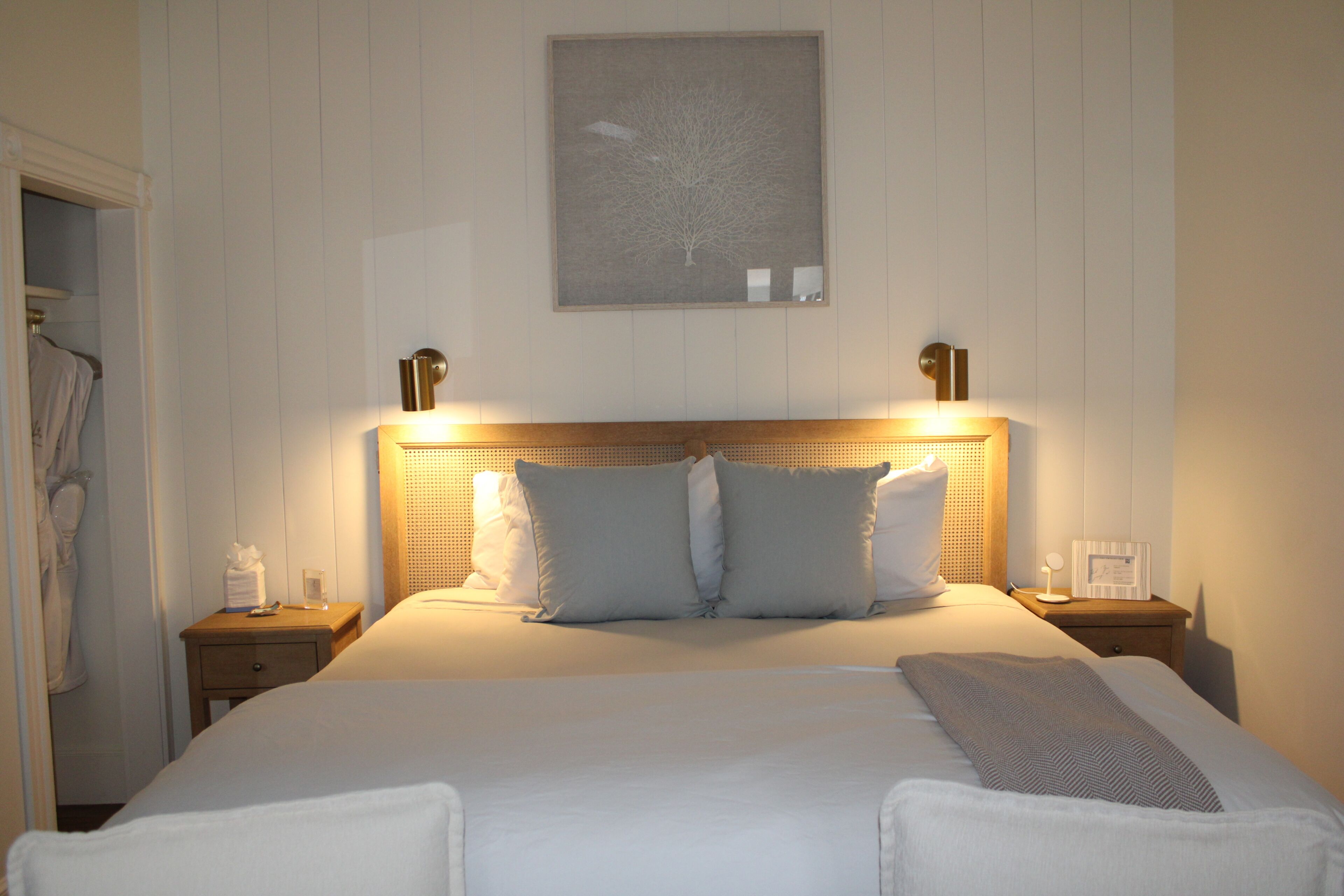 Standard Room, 1 King Bed, Pets Allowed | Iron/ironing board, free WiFi