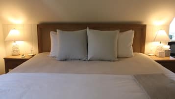 Standard Room, 1 King Bed | Iron/ironing board, free WiFi