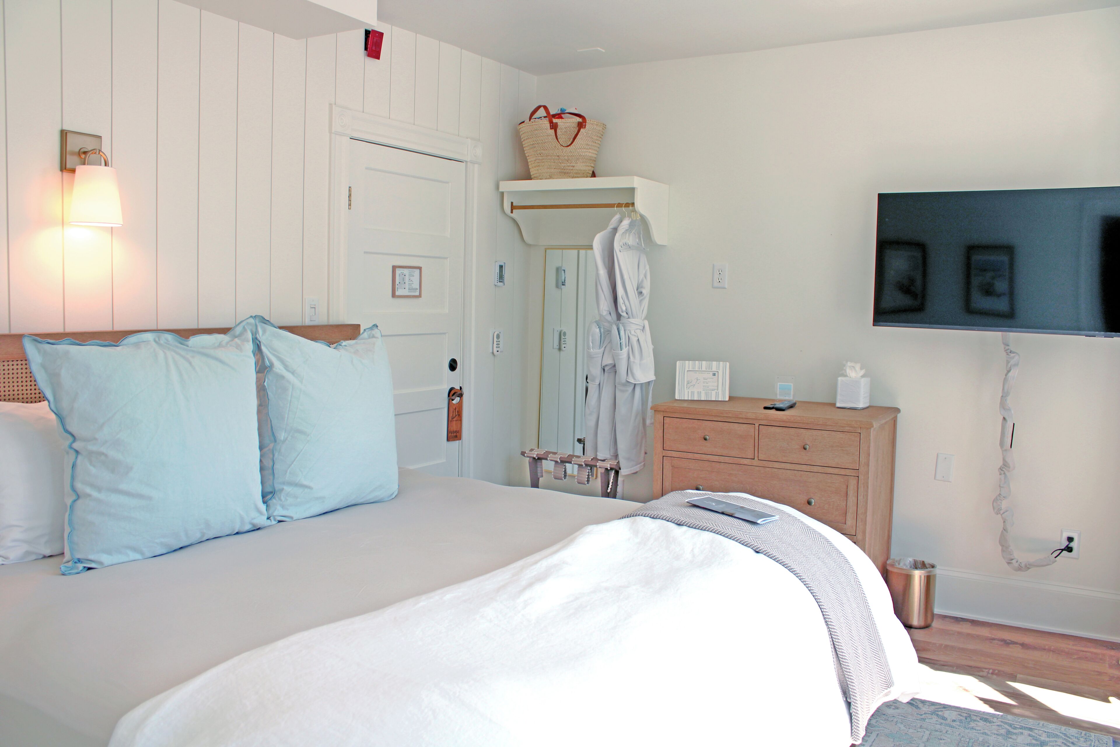 Premier Room, 1 King Bed, Pool View | Iron/ironing board, free WiFi