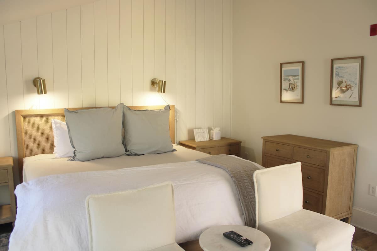 Kamar Premier, 1 Tempat Tidur King, pemandangan laut sebagian | Setrika/meja setrika dan Wi-Fi gratis