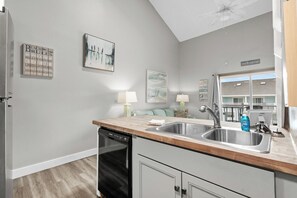 Réfrigérateur, micro-ondes, plaque de cuisson, lave-vaisselle