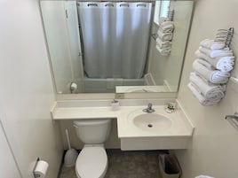Bañera con ducha, artículos de tocador gratuitos, secador de pelo