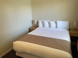 Escritorio, espacio para trabajar con laptop y wifi gratis