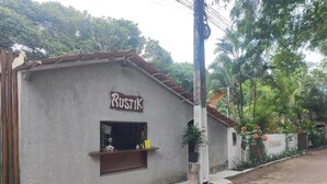 A rustic building with a sign reading "Rustik" and a small window display. - ESPAÇO RUSTIK  (Santa Cruz Cabrália)
