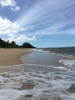 Una playa cerca, arena blanca