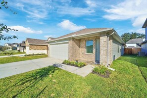 Exterior - Newly Built 3-Bed Modern Haven, Close to Airport (Houston)