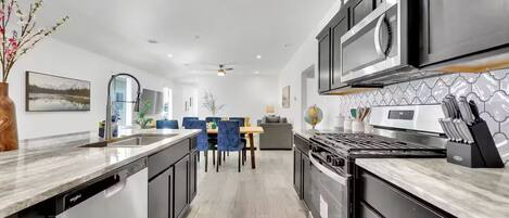 Refrigerador, microondas, horno y parrilla de estufa