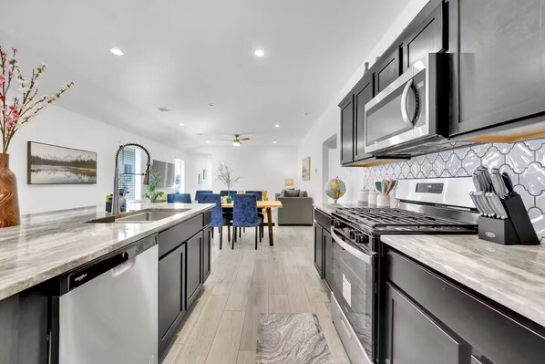 Jääkaappi, mikroaaltouuni, uuni, liesi