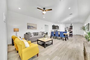 Smart TV - Newly Built 3-Bed Modern Haven, Close to Airport (Houston)