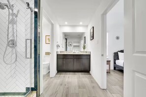 Shower, hair dryer, bidet, towels - Newly Built 3-Bed Modern Haven, Close to Airport (Houston)