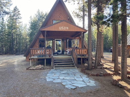 Exterior. Charming 2-bedroom cabin in OHV area 12 miles from Crescent Lake. Pet-Friendly.