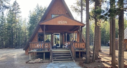 Charming 3-bedroom cabin in brilliant Cresent Lake with WiFi